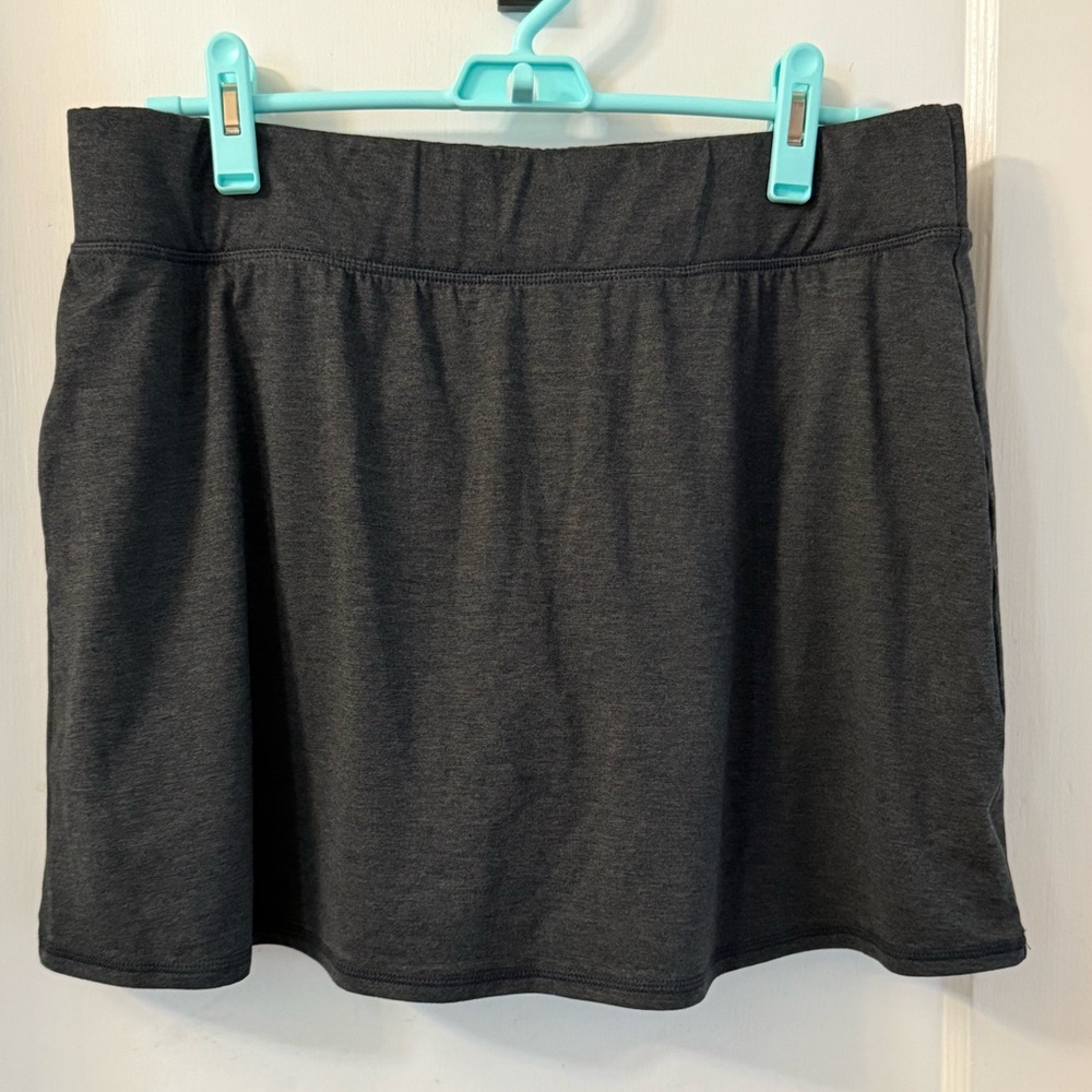 GAPFIT DARK GREY SKORT BRUSHED TECH JERSEY